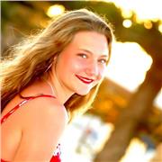 Donne des cours d'anglais à des élèves de la primaire au lycée